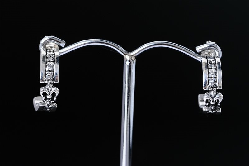 フルールドリス(百合の花の紋章) カットアウトデザイン クリアキュービックジルコニア ラインストーン装飾 メンズ シルバー925 ハーフムーンピアス