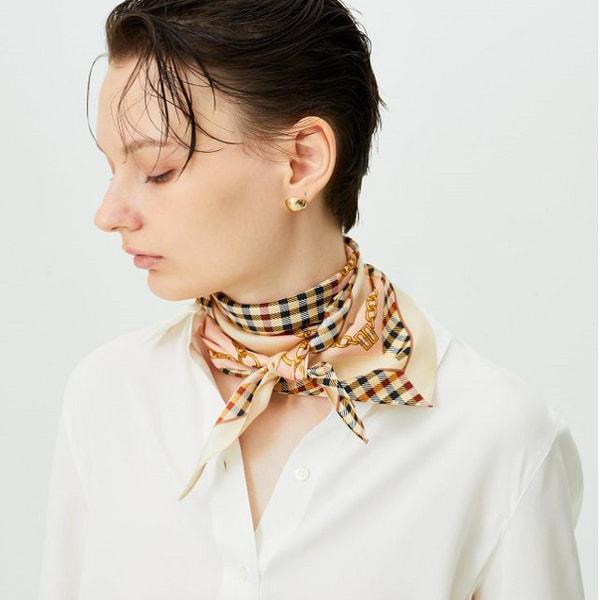 DCSC2E825 [ギフト][SILK100%] ベージュ チェーンプリント プチ三角形スカーフ&リングセット