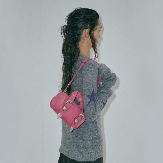 【MARGESHERWOOD】 BELTED LOG BAG : FUXIA NUBUCK 30,479円