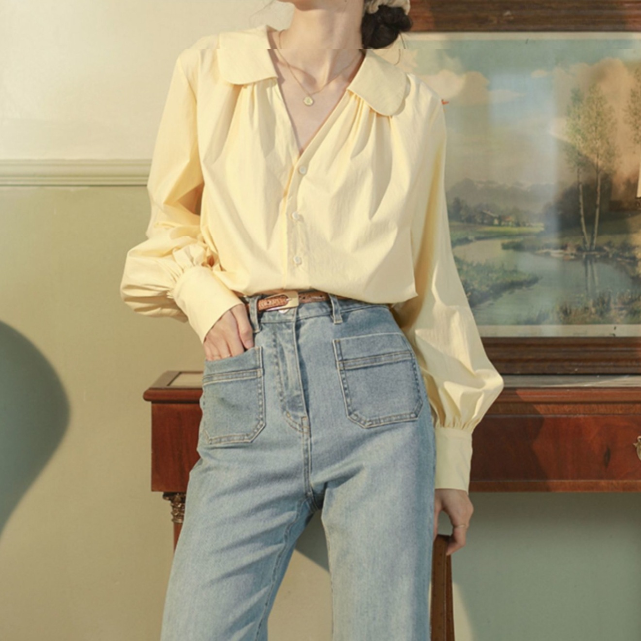 ボリューム袖 トップス シャツ 白シャツ レギュラー丈 長袖 Vネック 襟付き ストレート かわいい 可愛い きれいめ シンプル カジュアル 上品 おしゃれ お洒落 かっこいい 可愛い