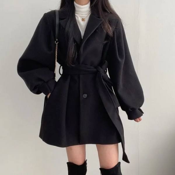 2色 アウター コート レディース 秋冬 かわいい 暖かい ショート丈 長袖 ボリューム袖 Vネック 襟付き Aライン ウエストリボン ポケット ハイウエスト 前開き 黒 ブラック 大人カラー モノト