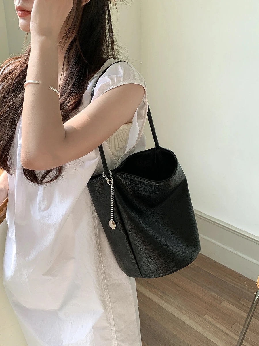 トートバッグ 個性的なデザイン ソフトレザー 夏 合わせやすい 新作 通勤 ショルダーバッグ 大容量 円筒型