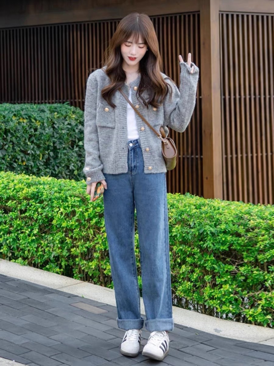 朝の秋服にファッションを着て街の高級感をかき揚げてぽっちゃり痩せて見える小柄な初秋のセータージーンズスーツ女