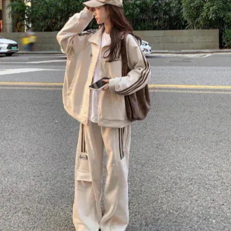 25 2点セット トップス お出かけ 羽織り ショート丈セットアップレディースウンドヘムルーズ サイド韓国ボトムスストレート系 ゆったりサイズワイドシルエットリラックストラック