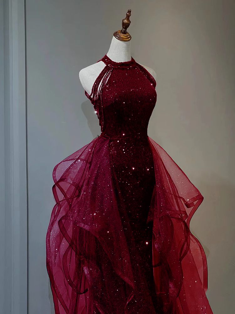 バーガンディの乾杯服 2025年の感あふれる花嫁が結婚式で着られるイブニングドレス