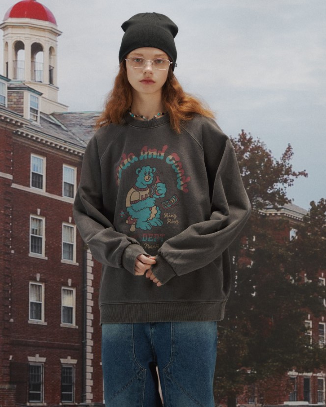 ソーダベアーラグランピグメントスウェットシャツSmoke Black UNISEX