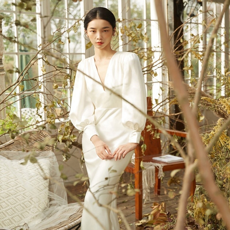 サテンの軽いウェディングドレス春の新しい花嫁は腕を隠してシンプルなvネックの魚の尾を開けて糸の長袖のドレスの女性を出かけます