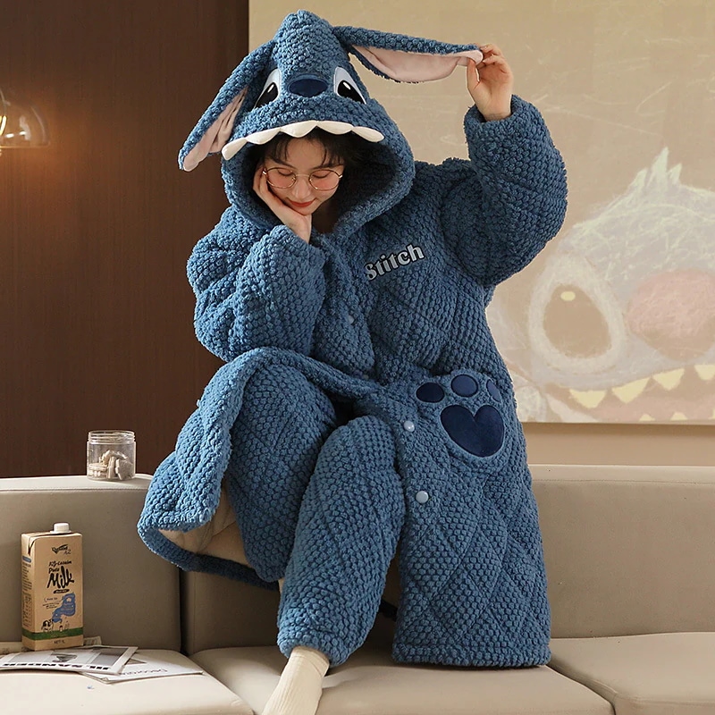 寝衣冬の女性のサンゴのベルベットは厚いベルベットの三層に綿の上着を挟んだ長い帽子のパジャマフランネルの家の服を着ている