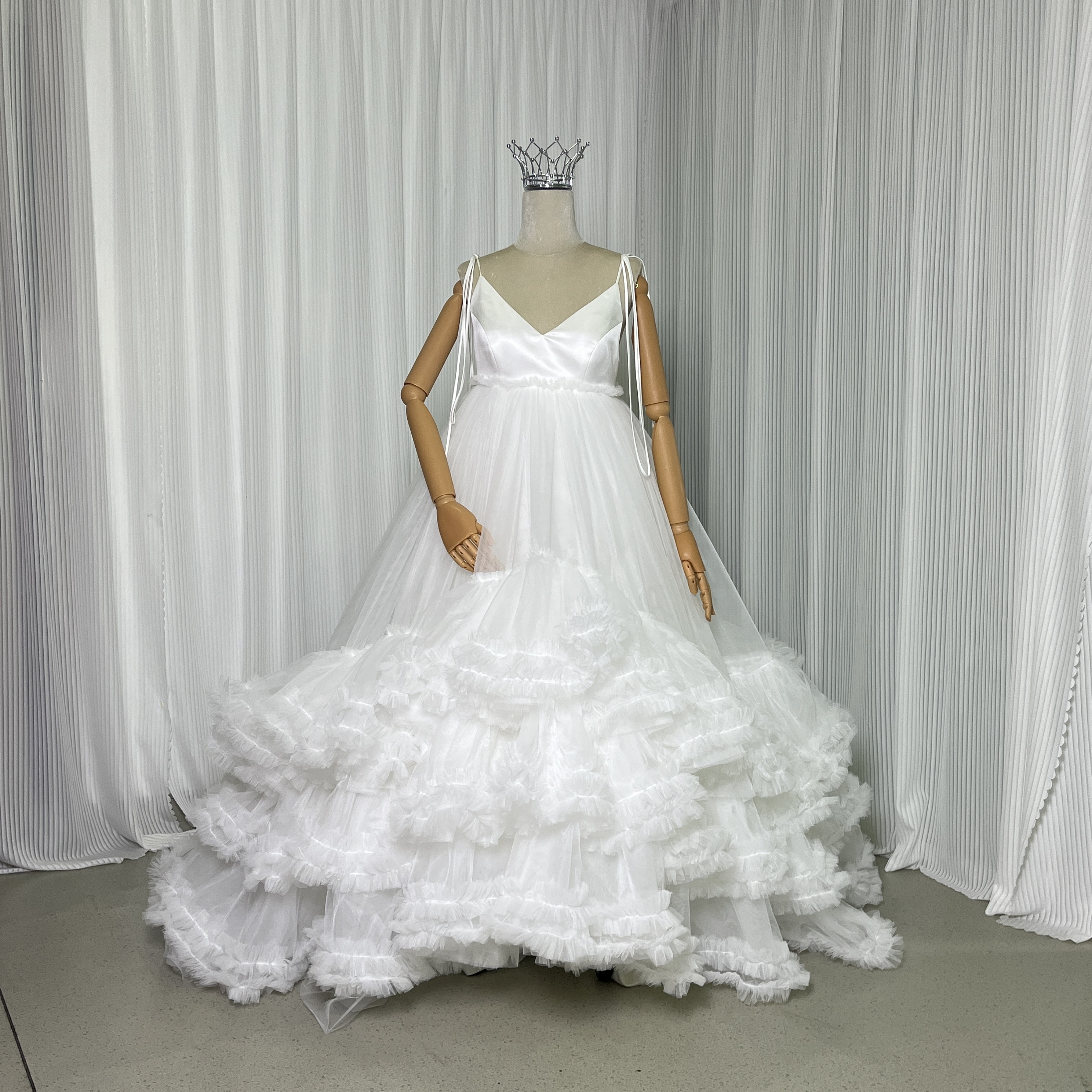 人気上昇！ウエディングドレス ラッフルフリル キャミソール ボリュームドレス 編み上げ 花嫁 前撮り