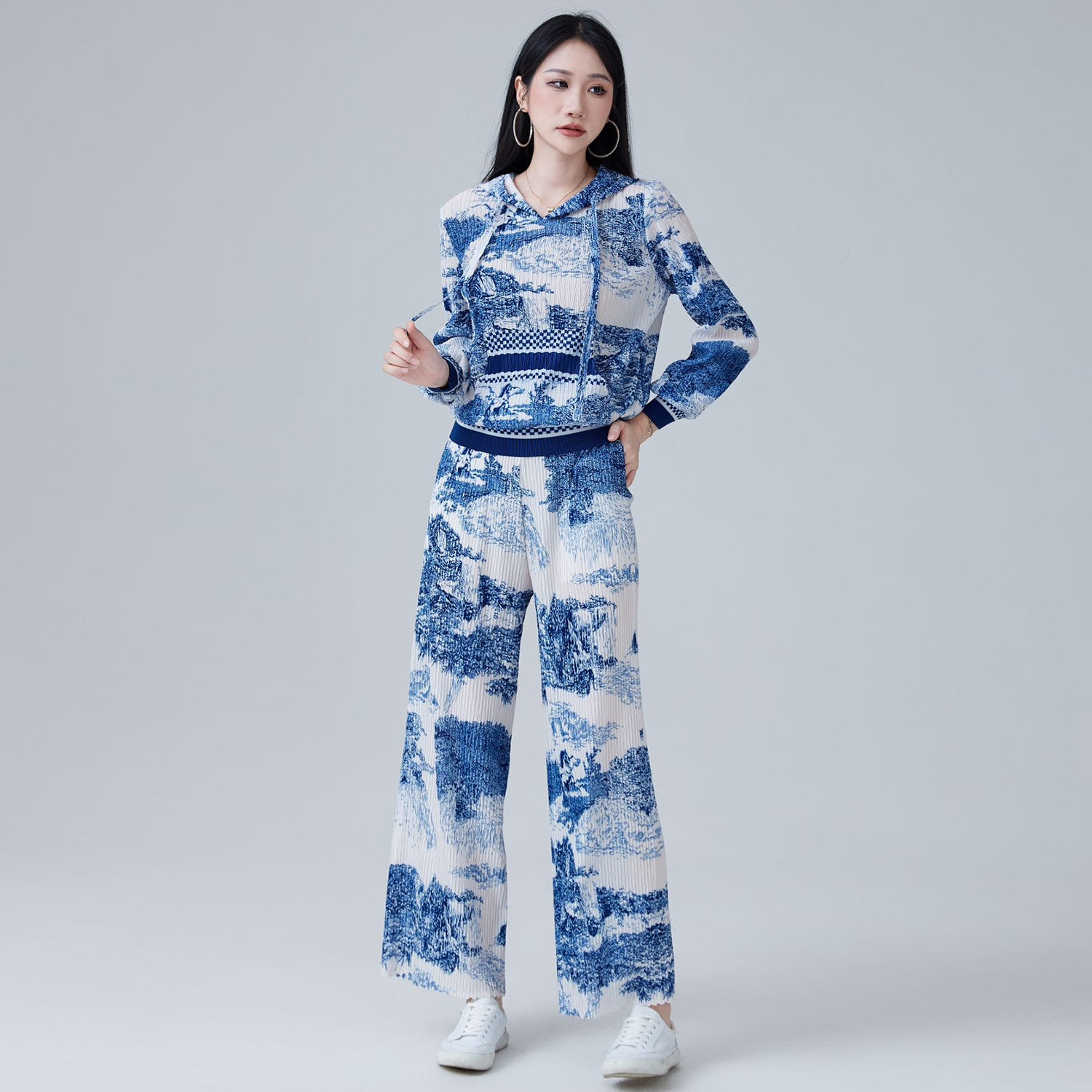 秋のカジュアルスーツの女性の高級服のプリントと帽子のtシャツのストレートズボンの2つのセット