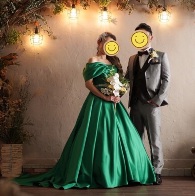 実例写真！ カラードレス グリーン オフショルダー 編み上げ 華やかなトレーン 光沢サテン 前撮り ロングドレス