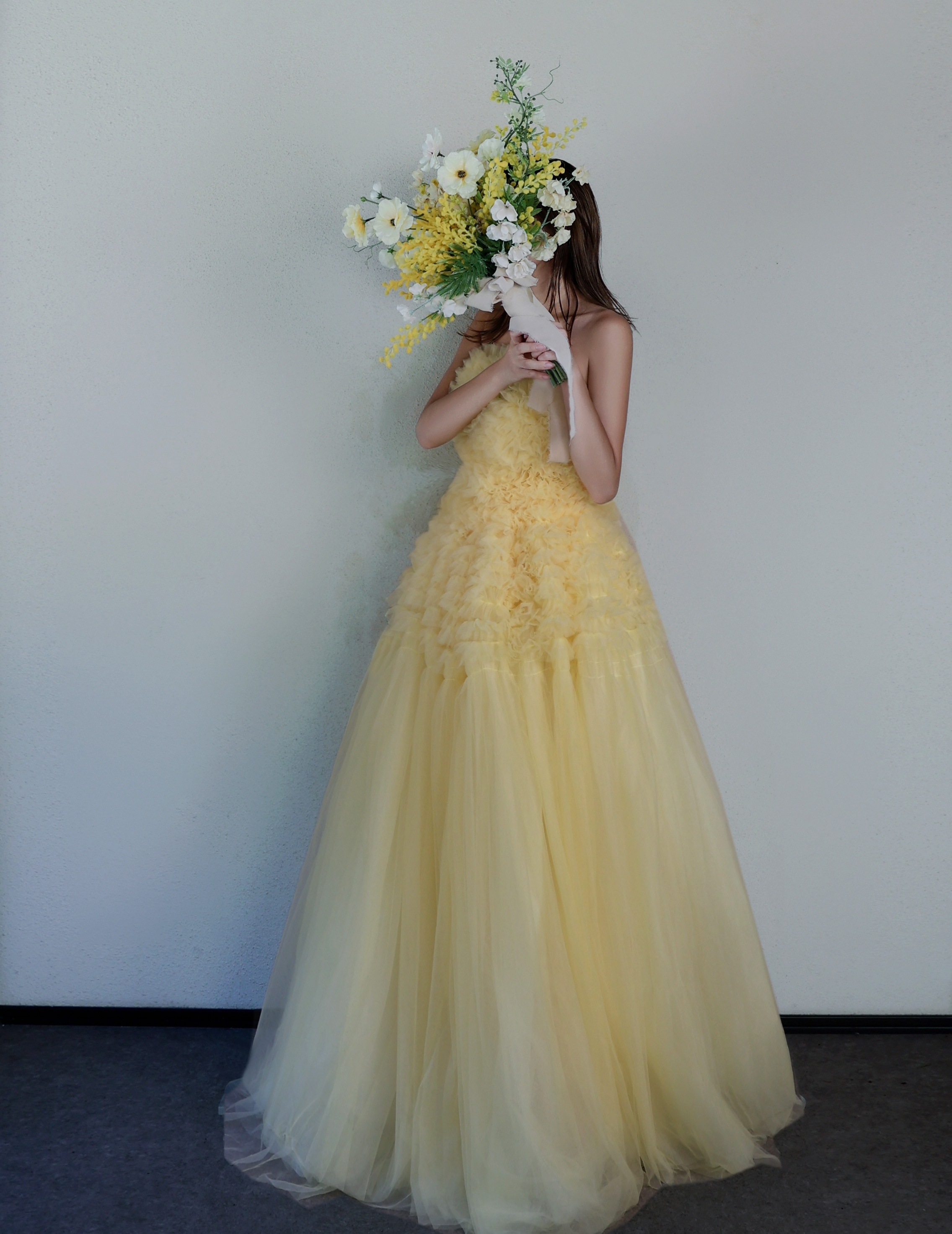 人気上昇！カラードレス イエロー ベアトップ デザイン感 もこもこドレス 編み上げ ロング 結婚式 披露宴