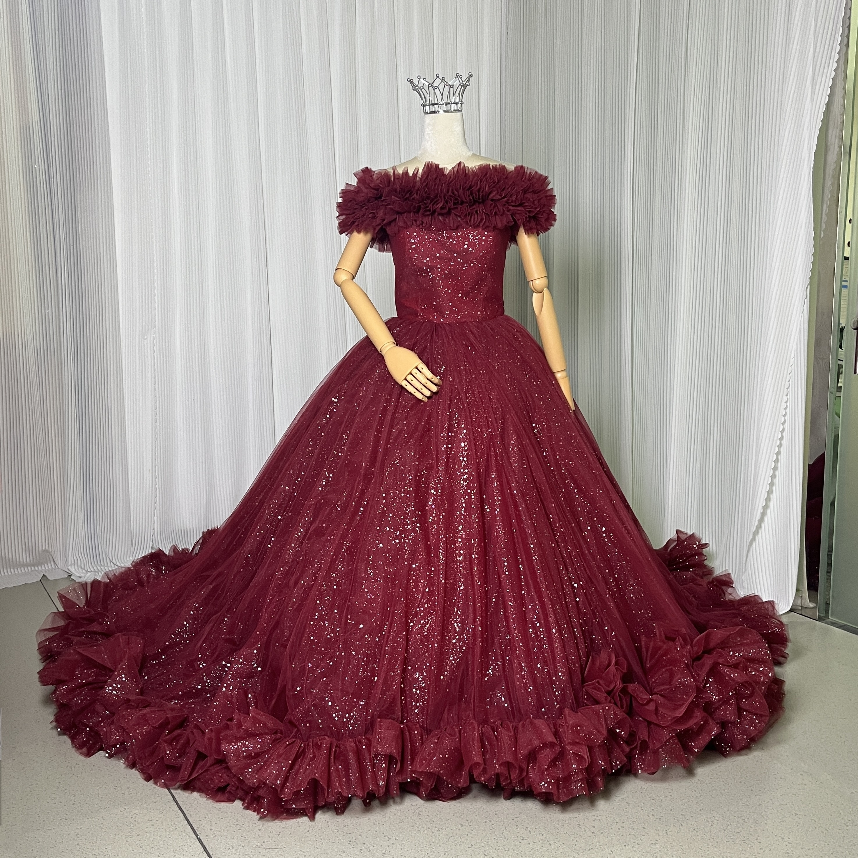 豪華！カラードレス ボルドー色 取り外しオフショルダー キラキラチュール ラッフルフリル ボリュームドレス 花嫁