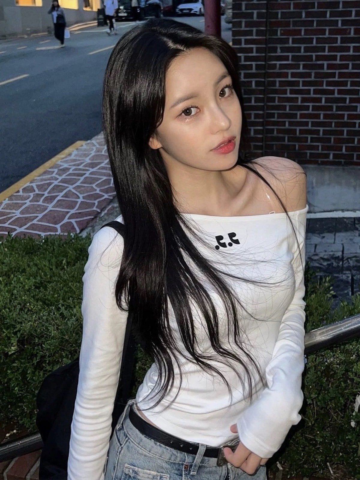 【即納】 ONE SHOULDER 長袖 Tシャツ 韓国 人気 ワンショルダー Tシャツ（ホワイト&ブラック）