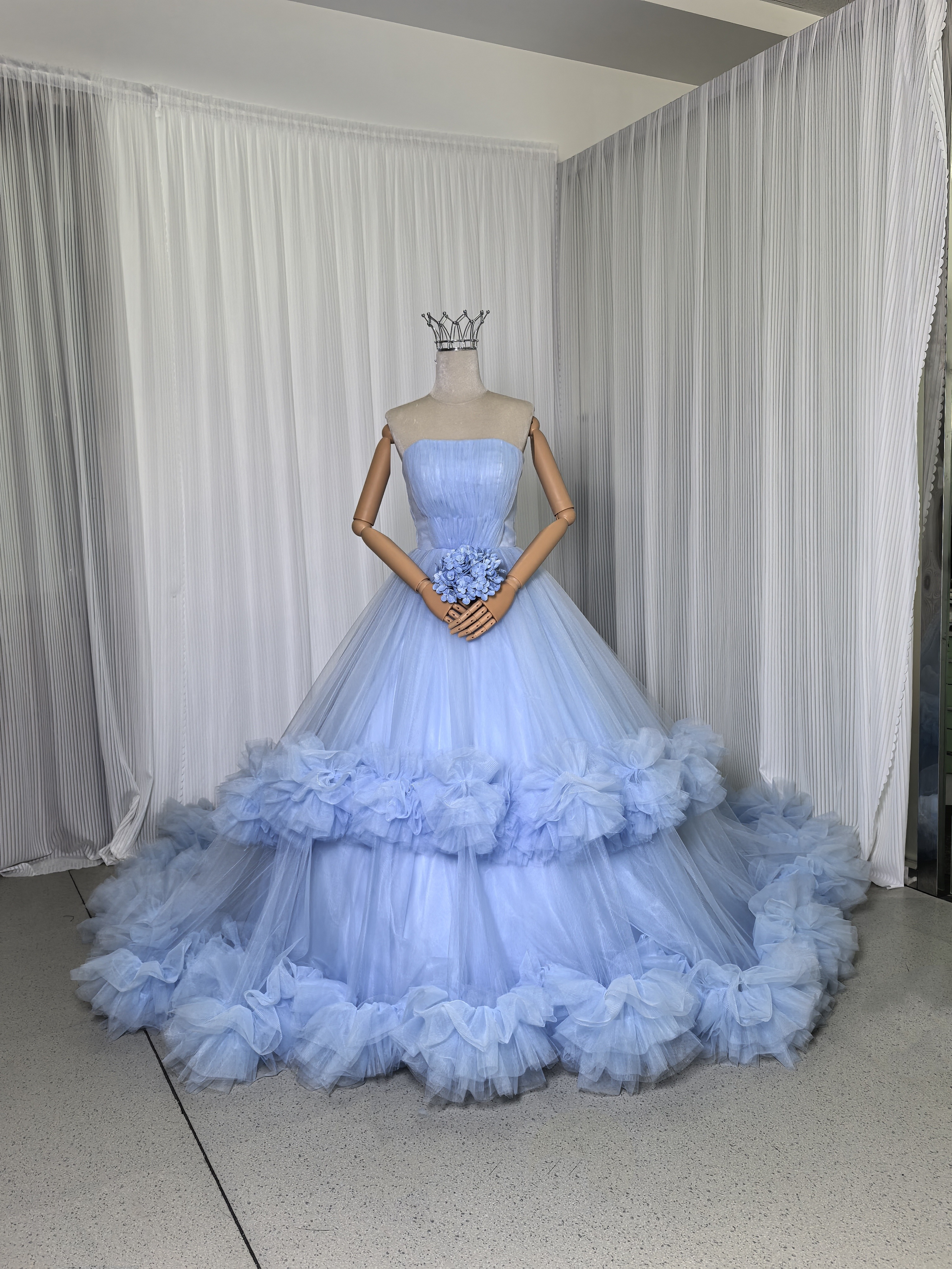 カラードレス 爽やかで優しいブルー フリルトレーン 編み上げ ベアトップ ソフトチュール ボリュームドレス 結婚式