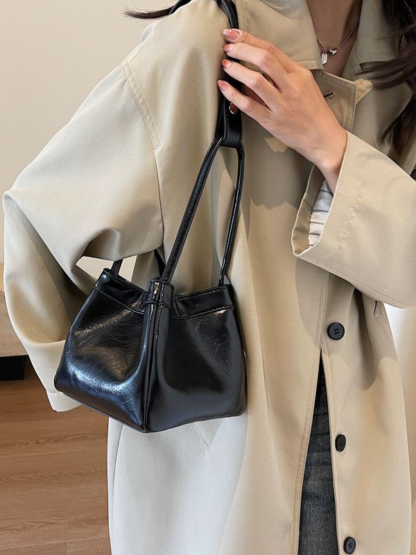 2025新作水筒ポーチ おしゃれ 質感 ショルダーバッグ 気質 百掛け OL通勤 カジュアル 斜め掛けバッグ 脇下バッグ