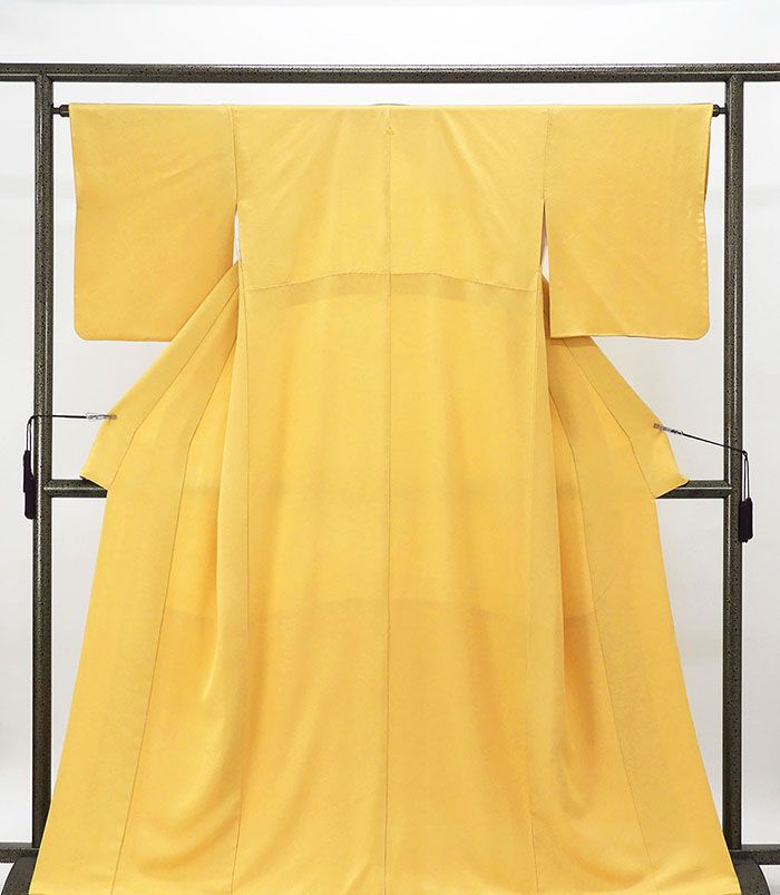 色無地 正絹 渋め支子 身丈163.5cm 裄丈65cm 変り飛桜蝶 リサイクル 中古 着物 結婚式 入学式 卒業式 a4078