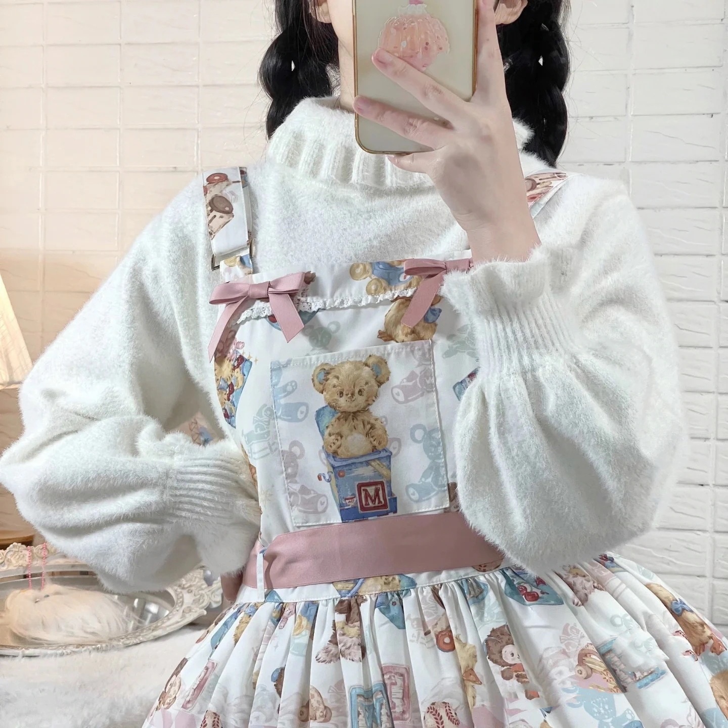 Lolita秋冬高襟底セーターロリータはミンク泡袖中に純色上着を着ている