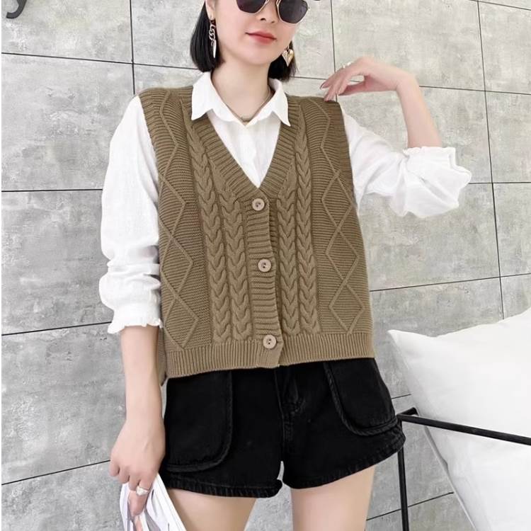 学生風 トップス ベスト ノースリーブ Vネック 襟なし 前開き 編み込み 伸縮性 ボタンあり ニット かわいい 大人可愛い カジュアル おしゃれ お洒落 ラフ 無地 春 秋 冬 10代 20代 30 4,964円