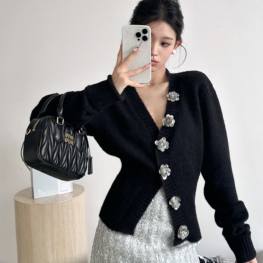 トップス カーディガン 長袖 Vネック 前開き ボタン ミディアム丈 デザインボタン ニット かわいい 大人可愛い きれいめ シンプル 上品 おしゃれ かっこいい カジュアル こなれ感 個性的 主役級