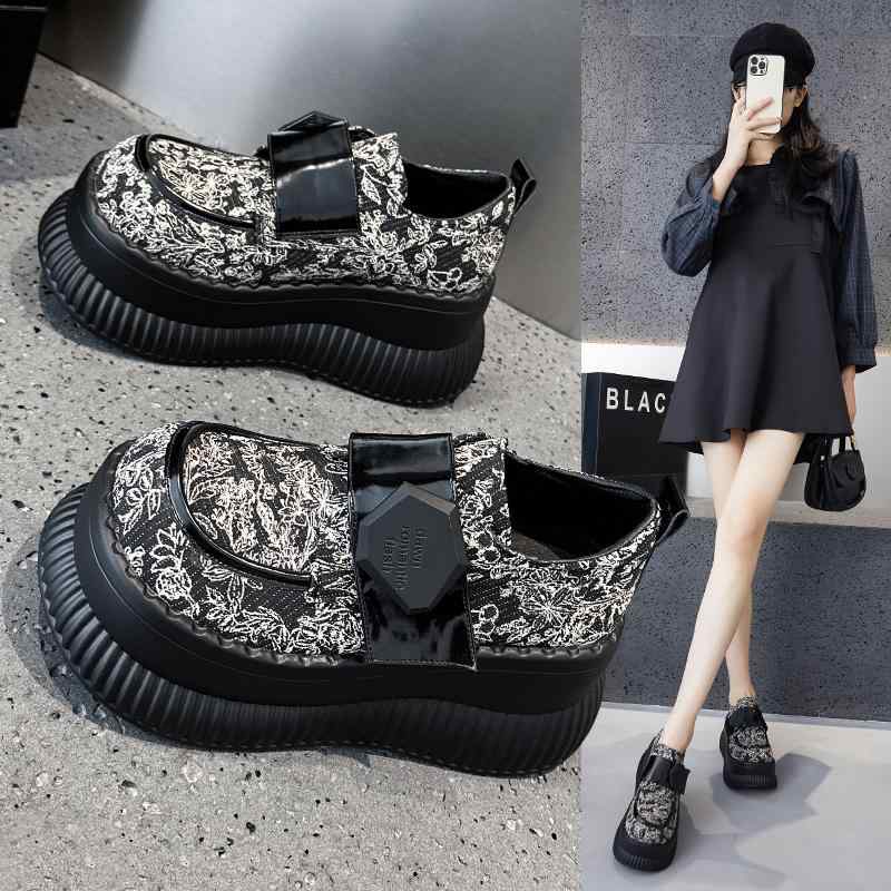 厚底 ローファー 花柄 フラワー かっこいい スリッポン シューズ 韓国系 本革 個性的 黒 白 ボタニカル 葉っぱ リーフ柄 ハイヒール 8cm 高ヒール ぽってり 丸み プラットフォーム 厚底靴 4,952円