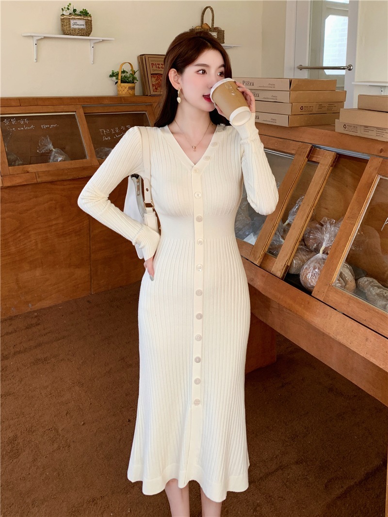 秋と冬の気質スリム薄い内側のスカート女性デザインニッチニットワンピースブラックパッケージヒップミドルレングスカート