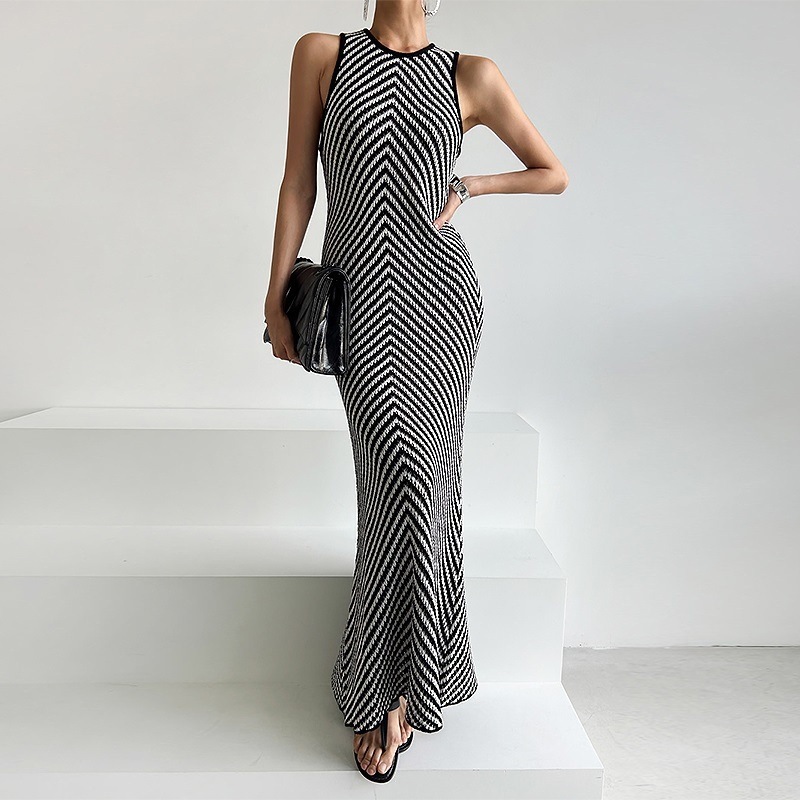 ストライプニットワンピース ワンピース ノースリーブ ラウンドネック ロング丈 ストライプ プルオーバー スリム 細身 韓国 レディース かわいい 可愛い 大人可愛い 大人女子 シンプル