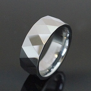 タングステンを使用したひし形カットのリング　オーソドックスなシルバーカラー！　タングステンアクセサリー　激安ダイヤに次ぐ固さ!!ハンドメイドで輝きアップ!!