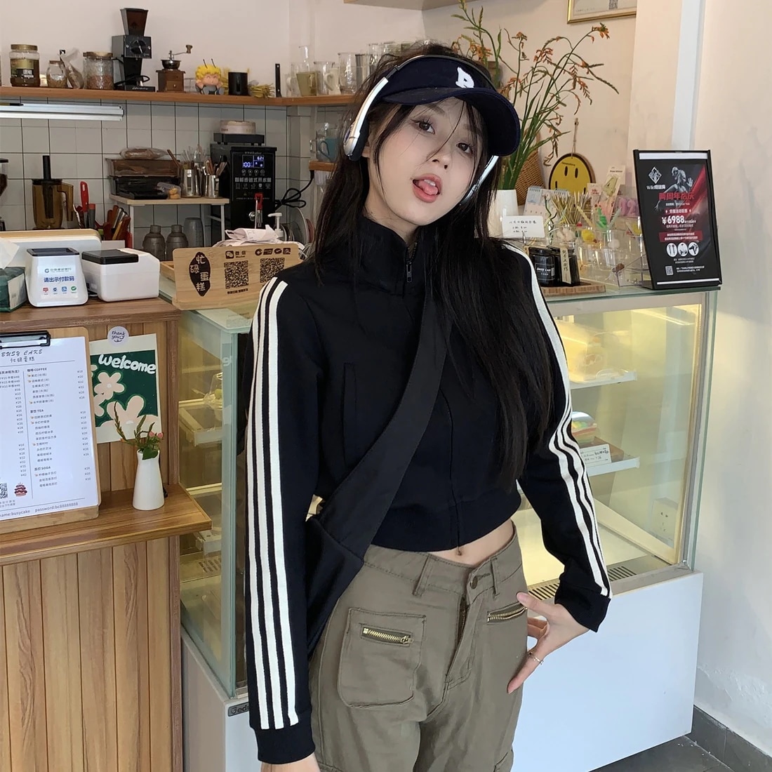 ジャージ ジャケット レディース 黒 ショート へそ出し 長袖 スタンドカラー スリム 細身 ファスナー カジュアル シンプル 旅行 かっこいい ラフ スポーティー 学生 ストリート 普段使い S M