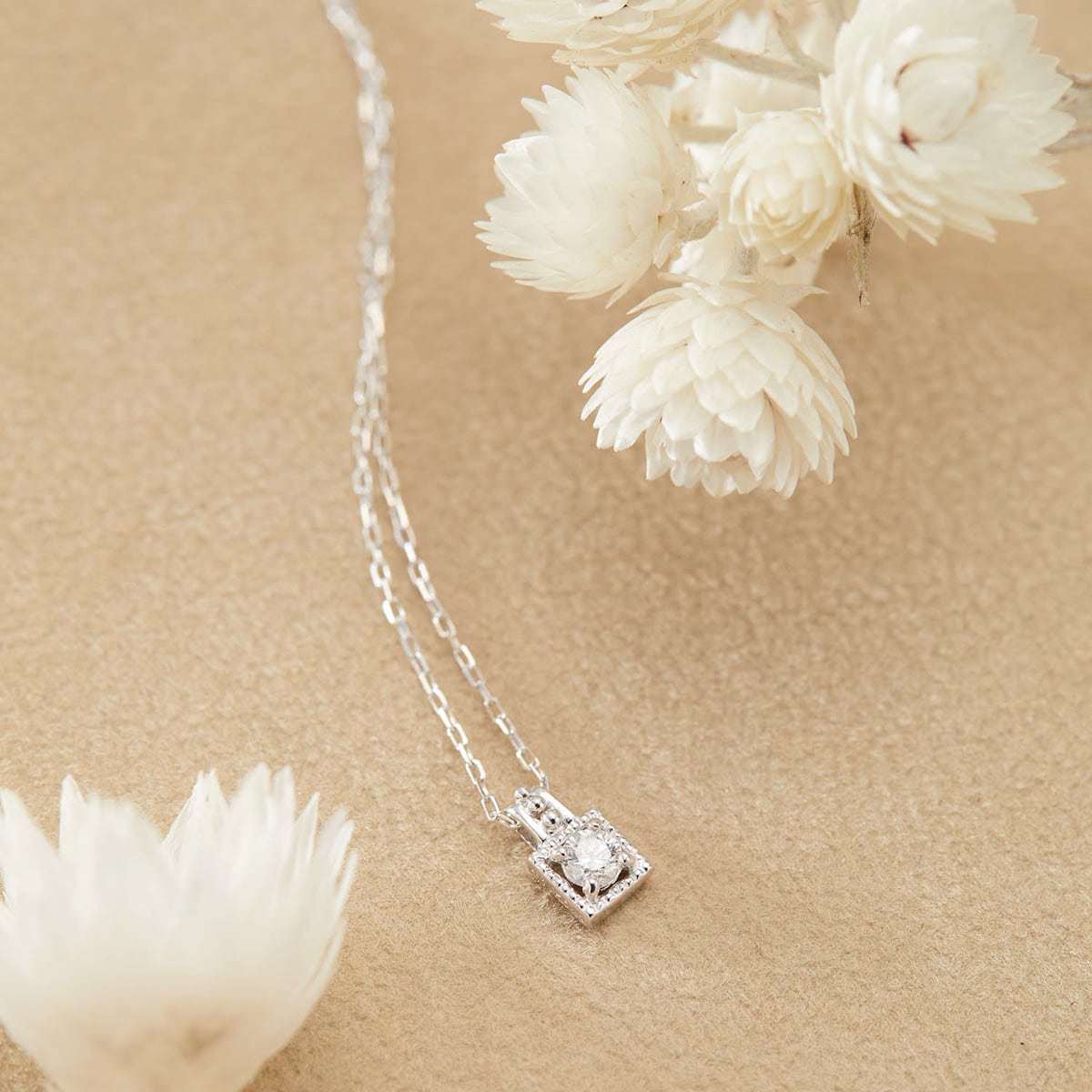 me on... 0.1ctの天然ダイヤモンドが光るラグジュアリーなペンダント K10ホワイトゴールド WG スクウェアペンダント天然ダイヤモンド 0.1ct ネックレス 発送目安：２３週間 送料