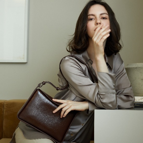 【結婚作の間に本作曲ナムガビン, YouTubeの隣のお姉さん最実装着用曲線型構造とヴィンテージなクラックが漂う台形シェイプのショルダーバッグ】mamang _ choco brown, black