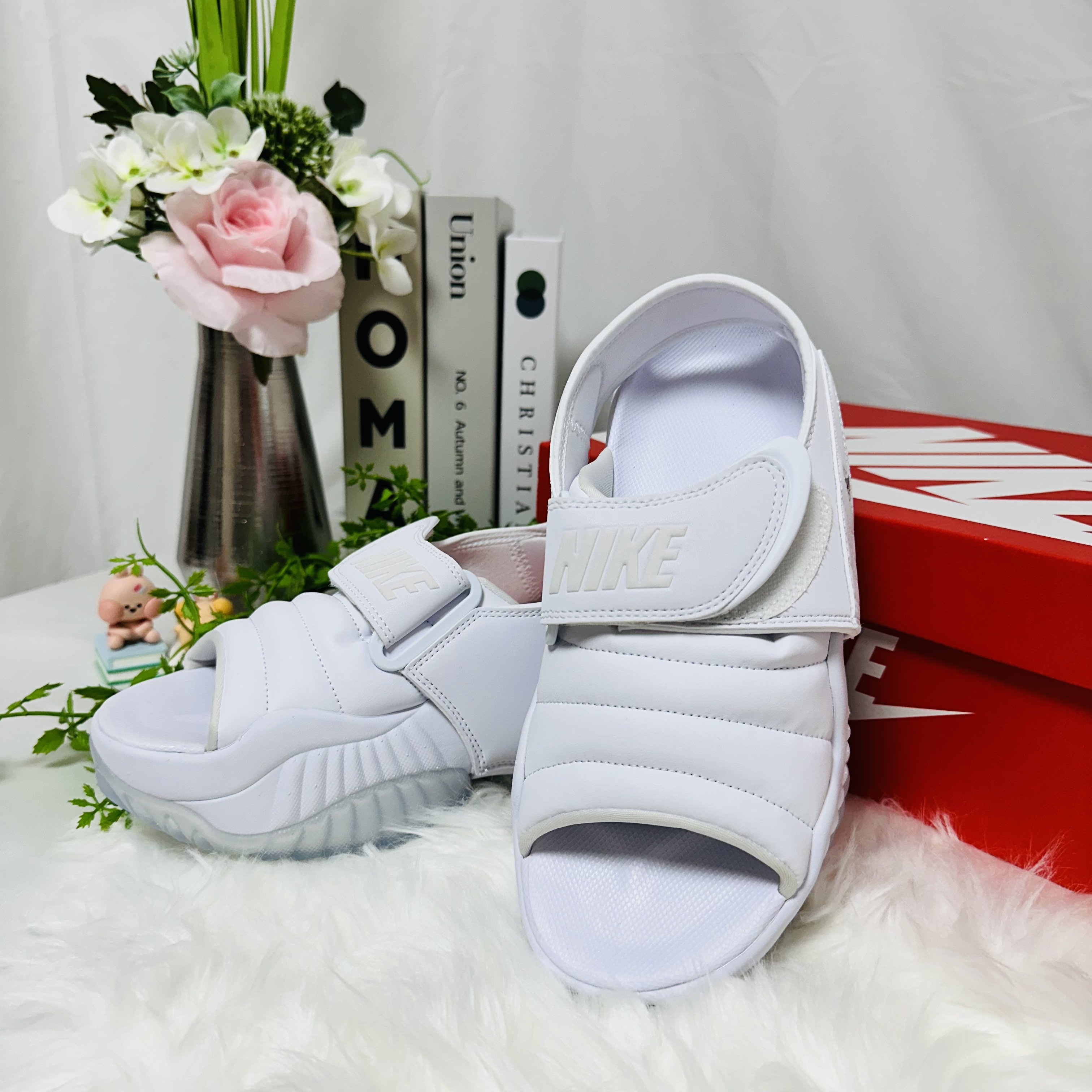 [Kポップ]ウィメンズ アジャスト フォース サンダル dv2136-100 ホワイト メタリックシルバー