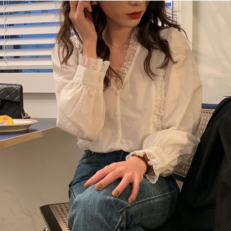 きれいめ お出かけ スリム Vネック 個性的 薄手 シャツ 無地 レース ブラウス オルチャン 襟なし Iライン トップス フリル ボリューム ホワイト ストレート 大人可愛い 春 ガーリー 長袖