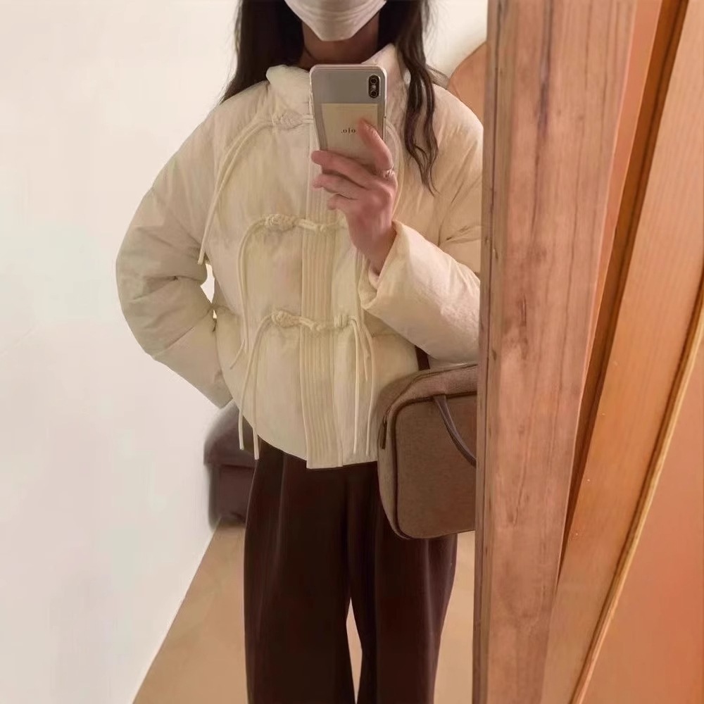 ホワイトダックダウンジャケット女性の 2024 冬の新中国プレートボタンジャケット新鮮で甘いショートジャケット