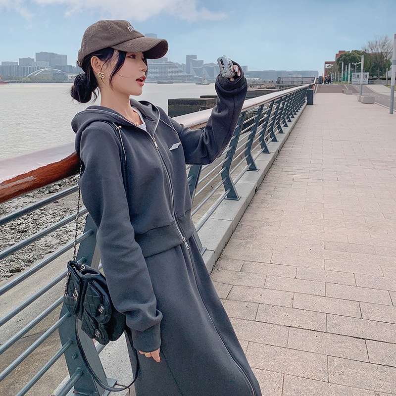 風グレーのフード付きスウェットシャツハーフスカートスーツ女性用2024春秋薄手2点セット