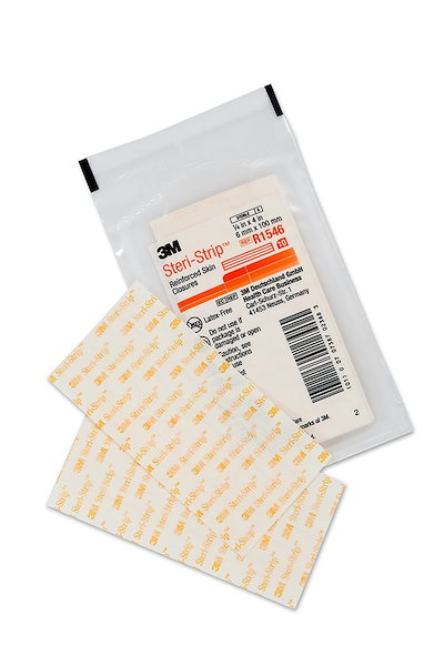 他サイト： ステリストリップ 6mmX100mm 強化粘着スキンクロージャー (10 ストリップ/包)の商品画像