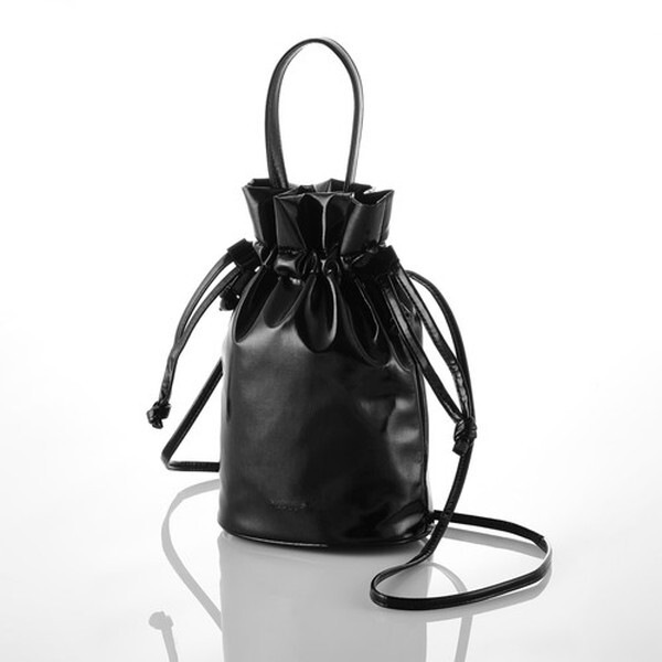 P-MAP08BK メタリックブラック スマホポーチ ショルダーポーチ 斜めがけ / ハンドル持ち ポシェット メタリック生地 巾着タイプ メーカー直送 4,818円