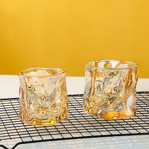 シンプルな製ツイストスクエアガラスツイストウィスキーカップレトロな特殊形状コーヒー折り紙カップ