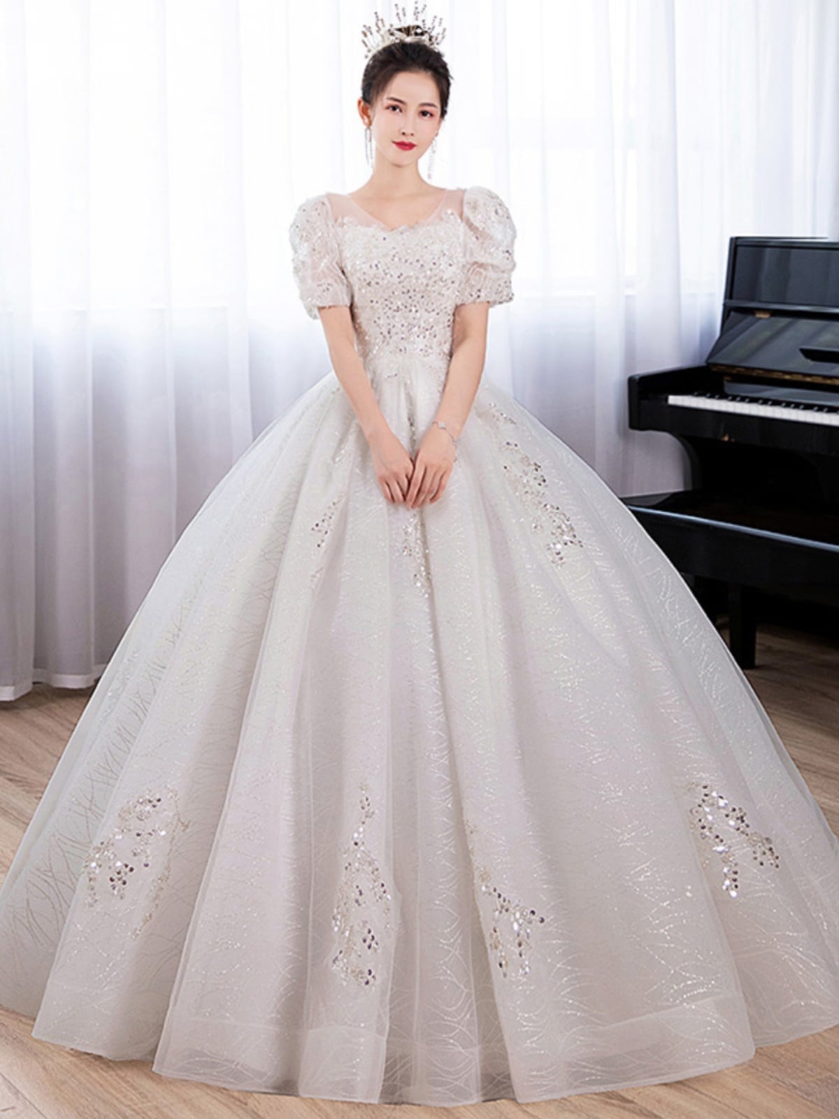 2025年の花嫁のメインウェディングドレスはシンプルで軽くて小柄な豪華なワンショルダーのプリンセススタイルのウェディングドレスです