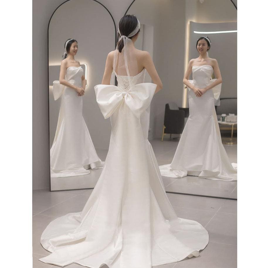 サテンの胸を拭いてウェディングドレスを軽くします