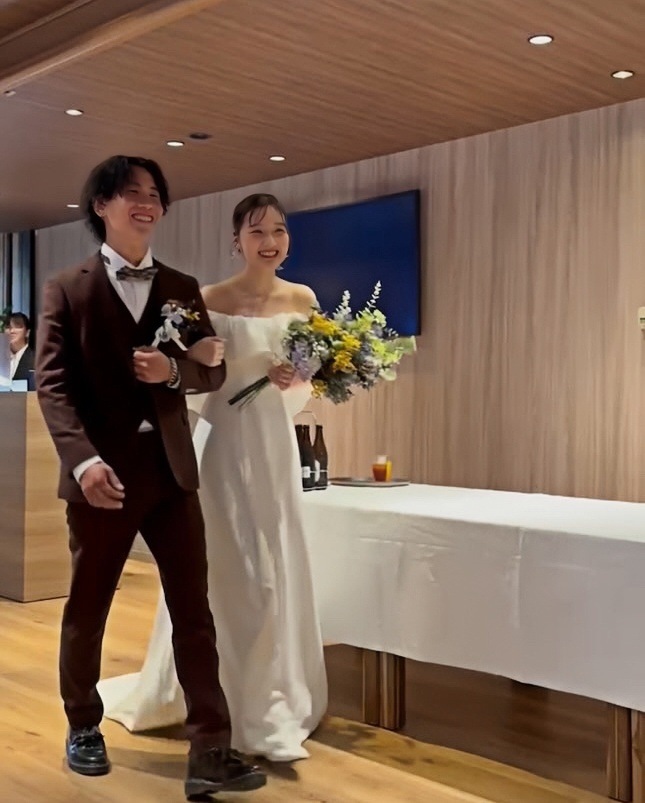 実例写真！エレガント ウェディングドレス オフショルダー クレープ生地 編み上げ 披露宴/結婚式 ふわふわ