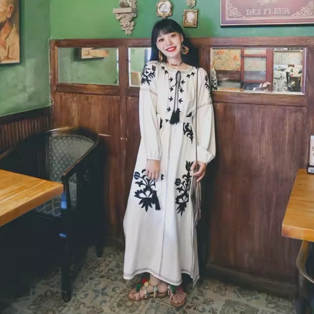 レディース ワンピース ドレス ティアード ロング マキシ 長袖 ティアードスリーブ ラウンドネック セミフレア Aライン 刺繍 リボン おしゃれ かっこいい レトロ アジアン エスニック 個性的