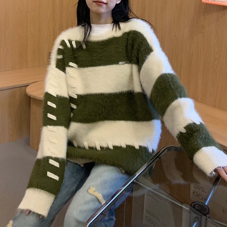 秋冬の女性用の優しいストライプのミンクベルベットセーターシックなデザインゆったりとしたラウンドネックの厚みのある痩身トップ