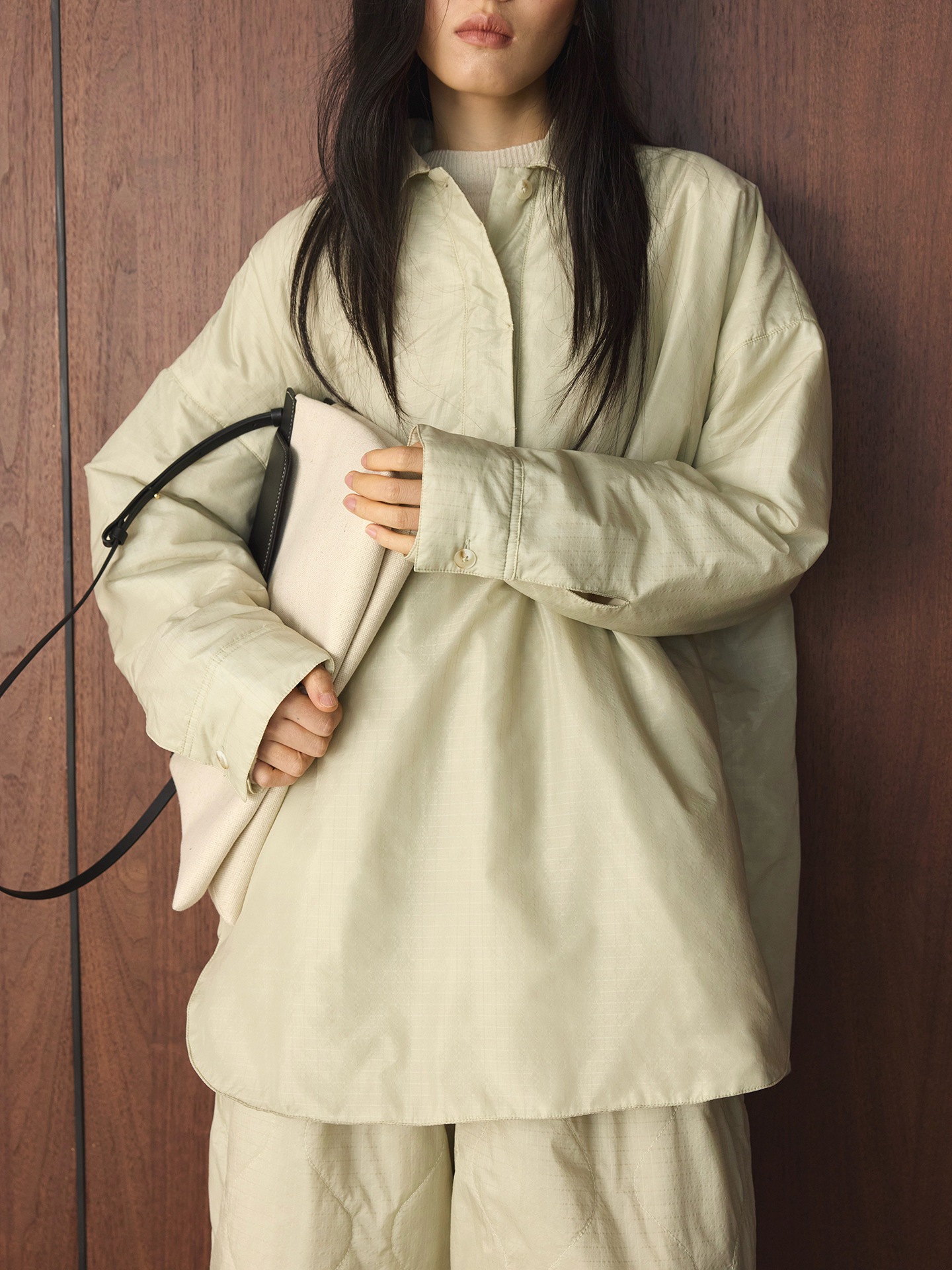 冬の新型日系シンプルでおしゃれな綿のチェックシャツの綿の服の形がゆったりしていて快適なコートの女性です