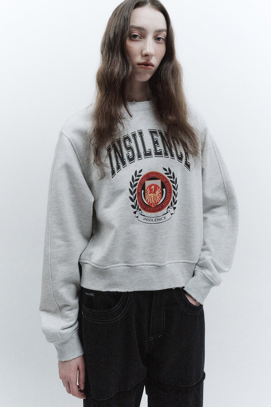 【INSILENCE】 EMBLEM CROP SWEATSHIRTS : MELANGE GREY