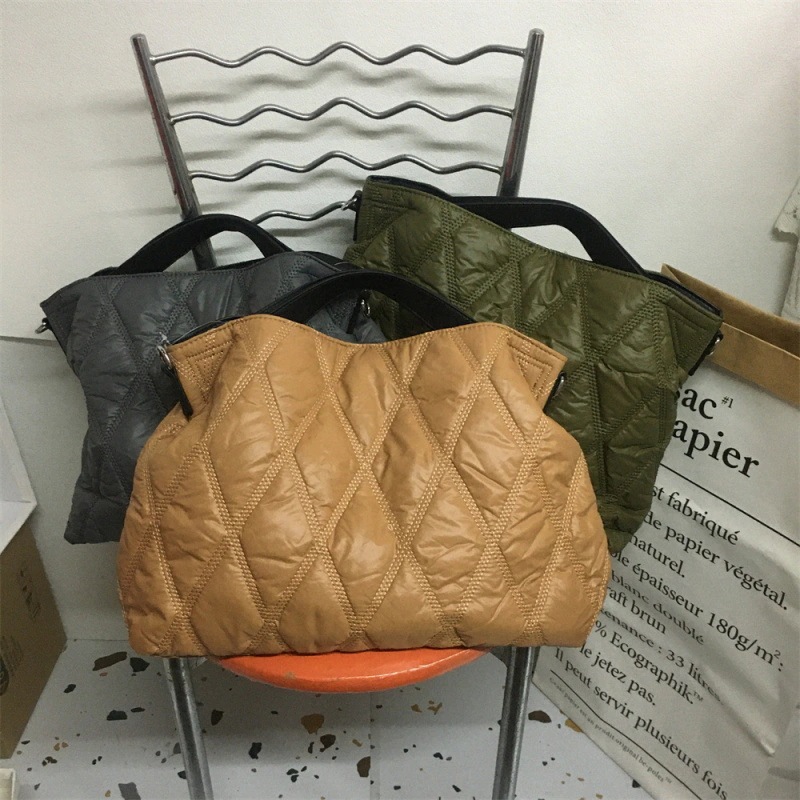 フランス風 羽毛綿服カバン 斜め掛け キルティング ダウンバッグ バッグ 大きめ ダウン風 トートバッグ マザーズ ナイロン お出かけ パテッドバッグ マザーバッグ 中綿 超軽量 B5 通勤通学 通勤