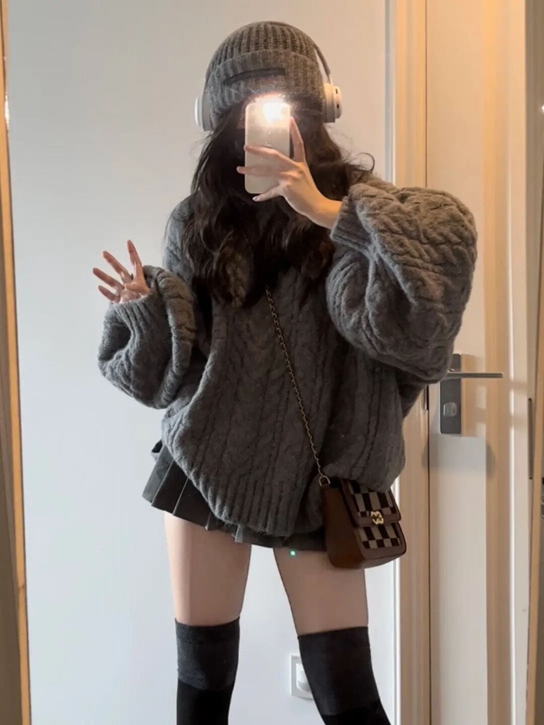 レディース ニット セーター ミドル丈 長袖 ボリューム袖 Vネック ワイド 大人可愛い きれいめ シンプル 上品 おしゃれ レトロ ガーリー ケーブル編み 無地 20代 オーバーサイズ ママ 冬