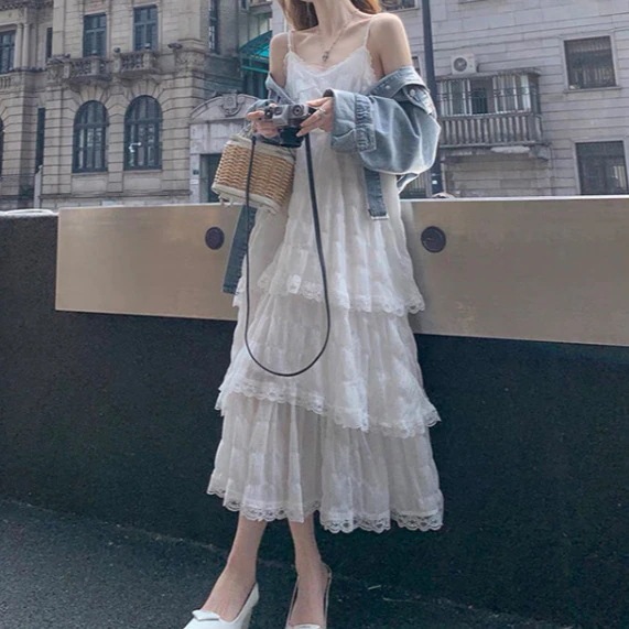インターネットセレブ女性のための白いサスペンダードレスのスタイルレースステッチスーパーフェアリーシーサイドバケーションサスペンダースカート