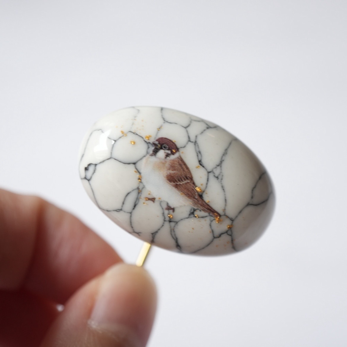 天然石ハウライトと雀金箔のポニーフック 帯留め ブローチ　スズメ　和装小物　着物　浴衣　春