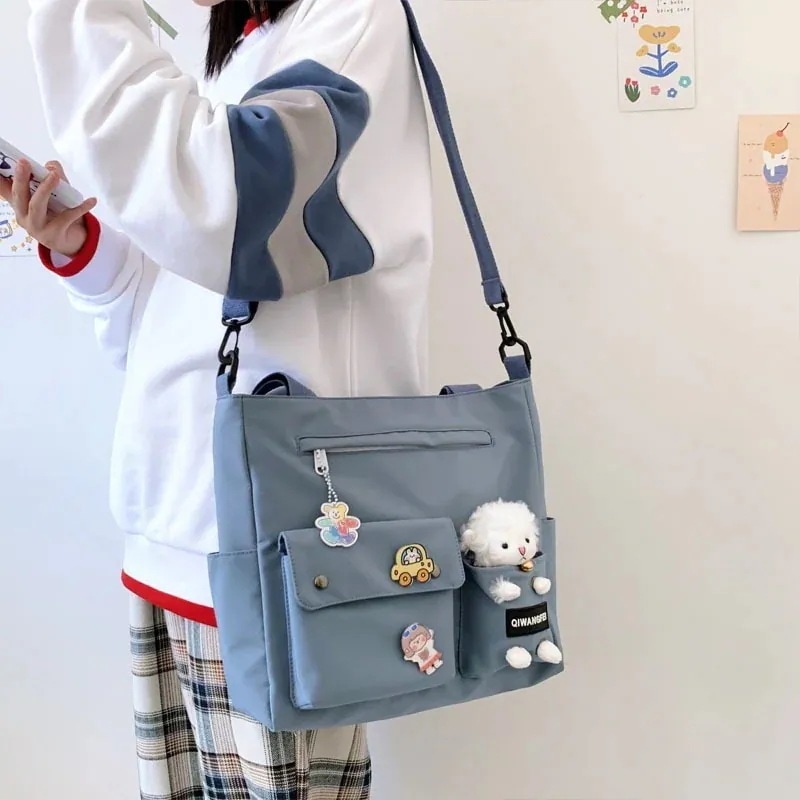 超日本の大学スタイルのかわいい女の子の学生メッセンジャー女性のレトロな漫画の学校のシ